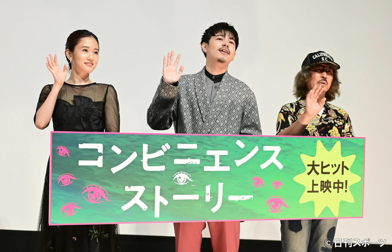 映画「コンビニエンス・ストーリー」公開記念舞台あいさつに臨む、左から前田敦子、成田凌、三木聡監督（撮影・小沢裕）