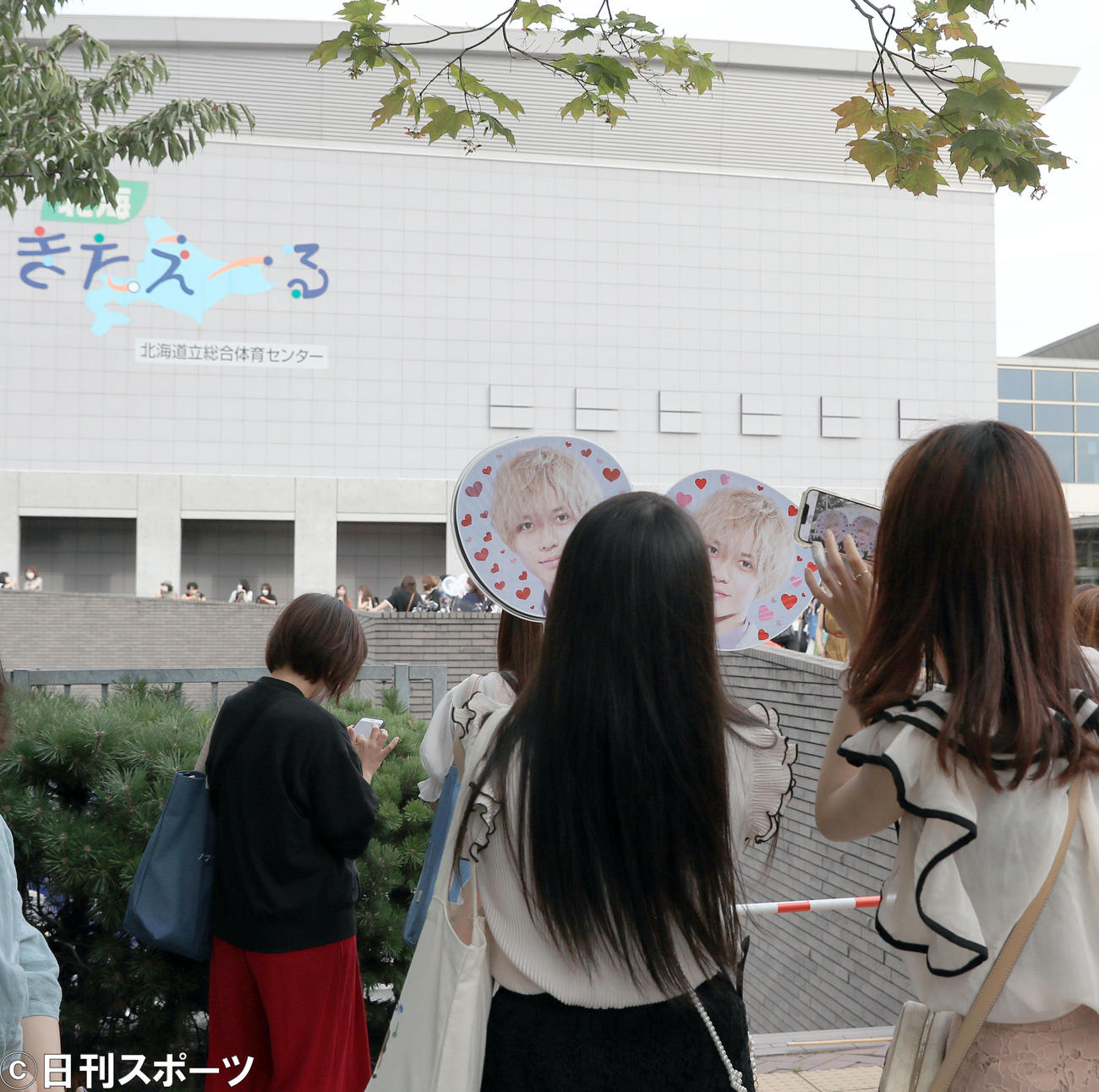 King＆Princeのライブ会場で小火騒ぎがあり、ライブが中止となり北海きたえーる前で写真をとるファン（撮影・佐藤翔太）