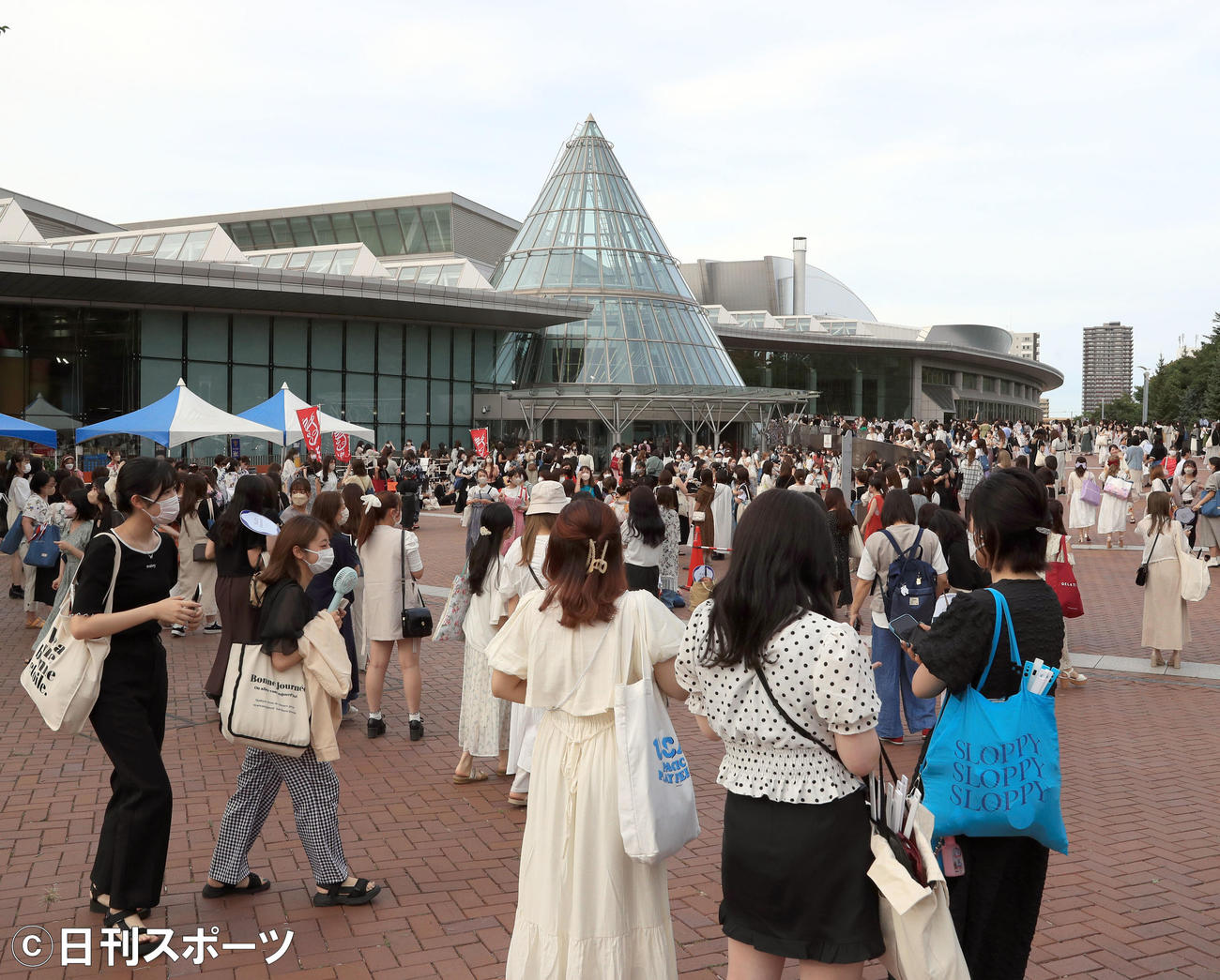 King＆Princeのライブ会場「北海きたえーる」でボヤ騒ぎがあり、騒然とする多くのファン（撮影・佐藤翔太）