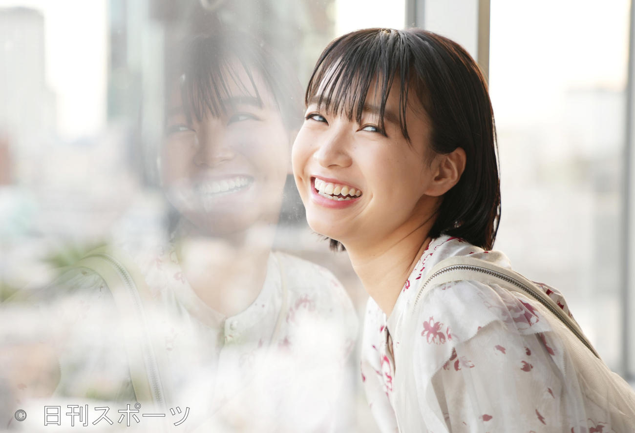 笑顔でポーズをとる坂ノ上茜（2022年7月撮影）