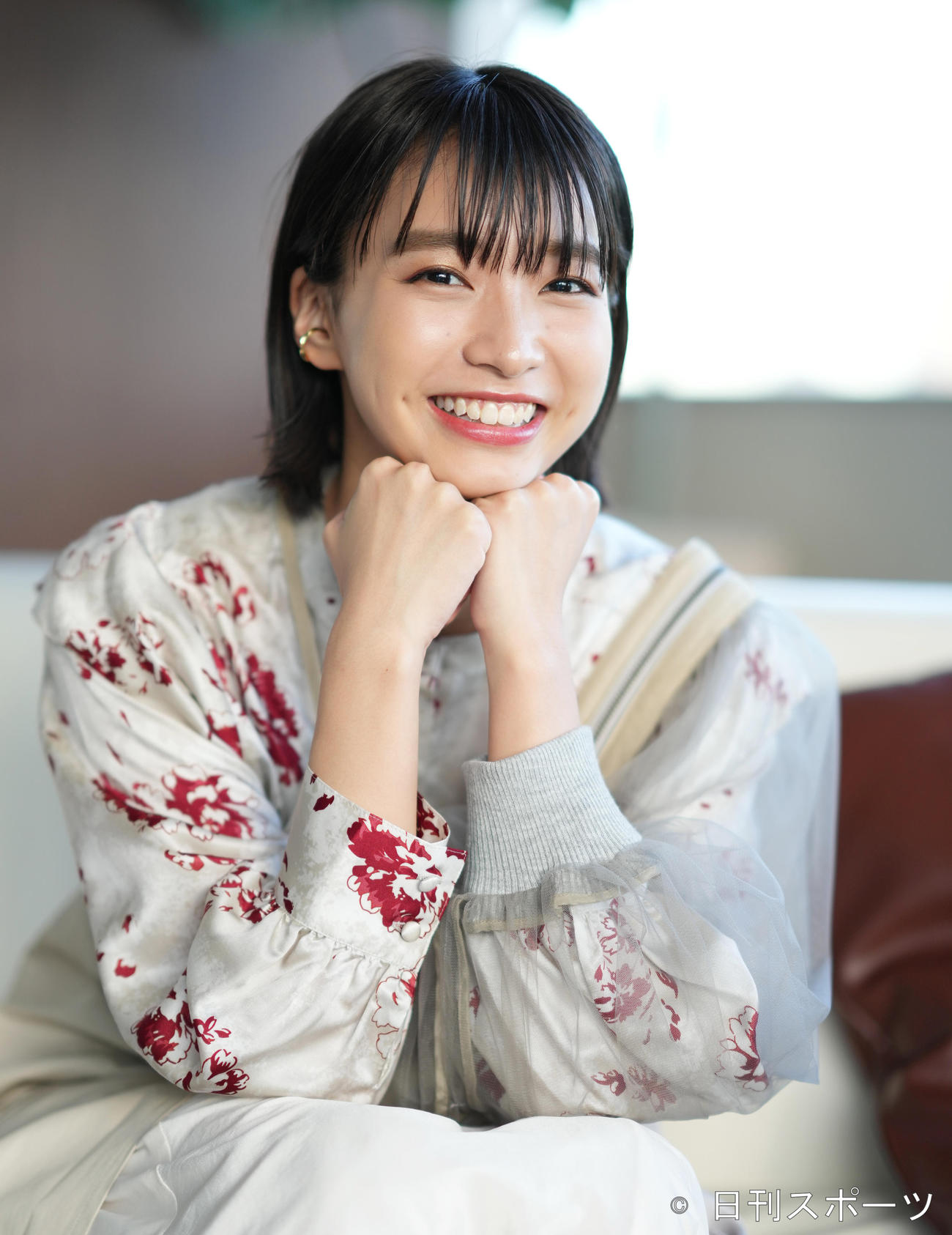 笑顔でポーズをとる坂ノ上茜（2022年7月撮影）