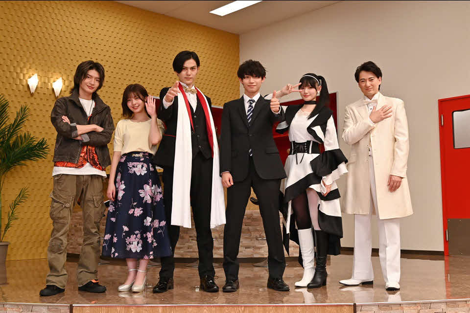 「仮面ライダーギーツ」の制作発表会見を行った、左から杢代和人、星乃夢奈、簡秀吉、佐藤瑠雅、青島心、忍成修吾（C） 2022 石森プロ・テレビ朝日・ADK EM・東映