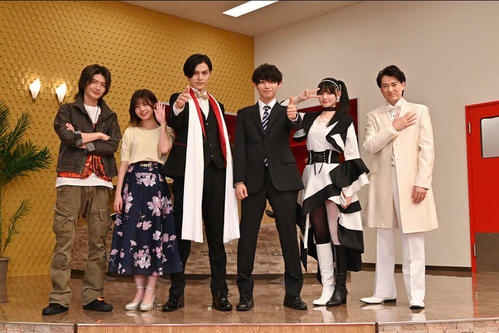 「仮面ライダーギーツ」の制作発表会見を行った、左から杢代和人、星乃夢奈、簡秀吉、佐藤瑠雅、青島心、忍成修吾（C）2022石森プロ・テレビ朝日・ADK EM・東映