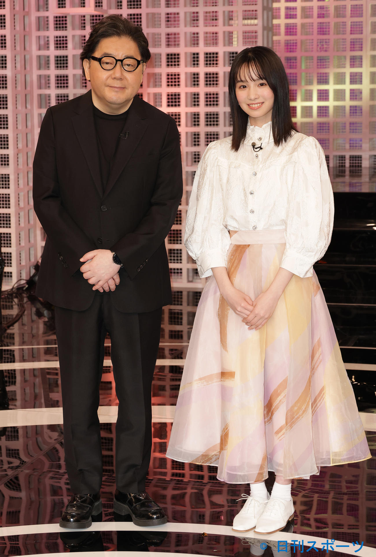 「私が女優になる日＿」season2グランプリに輝いた幸澤沙良さん（右）と秋元康氏（撮影・中島郁夫）