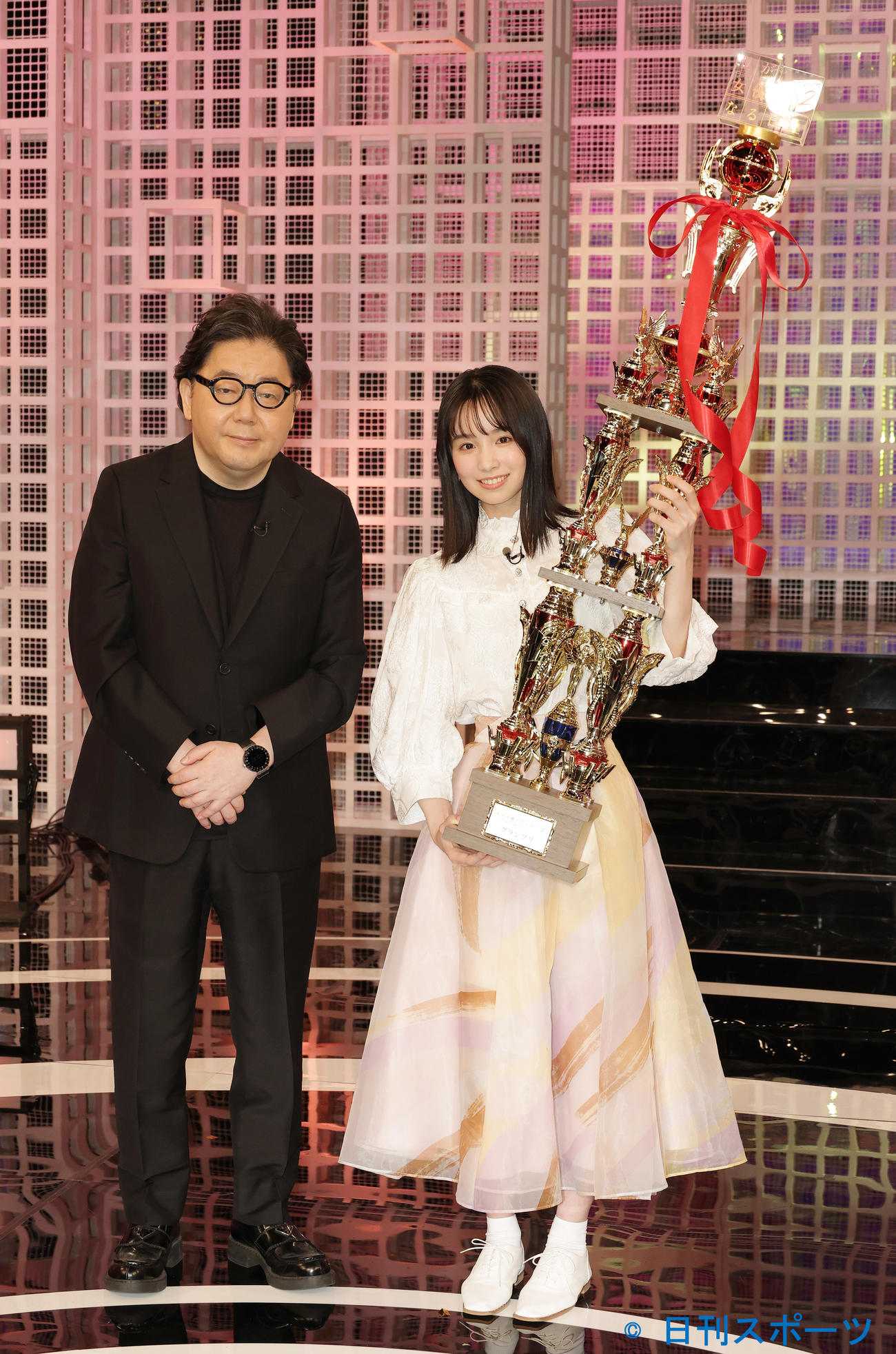 「私が女優になる日＿」season2グランプリに輝いた幸澤沙良さん（右）と秋元康氏（撮影・中島郁夫）