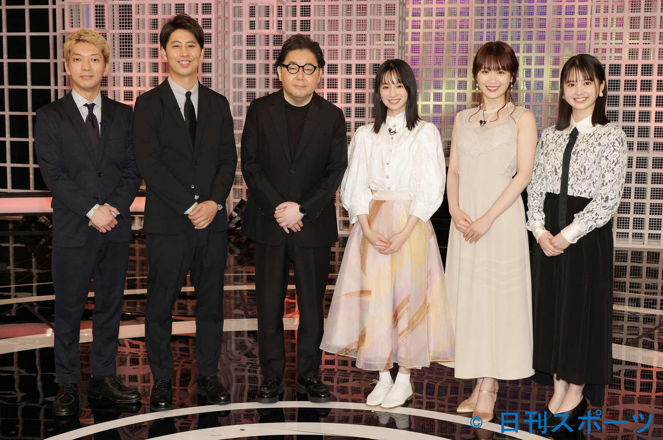 「私が女優になる日＿」season2グランプリに輝いた幸澤沙良さん（右から3人目）を囲む、左からニューヨーク嶋佐和也、屋敷裕政、秋元康氏、1人おいて高山一実、飯沼愛（撮影・中島郁夫）