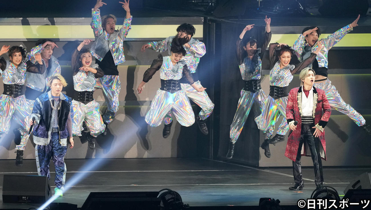 デビュー25周年を迎え東京ドームでのコンサートで「ジェットコースター・ロマンス」を熱唱するKinKi Kidsの堂本剛（左）と堂本光一（撮影・小沢裕）