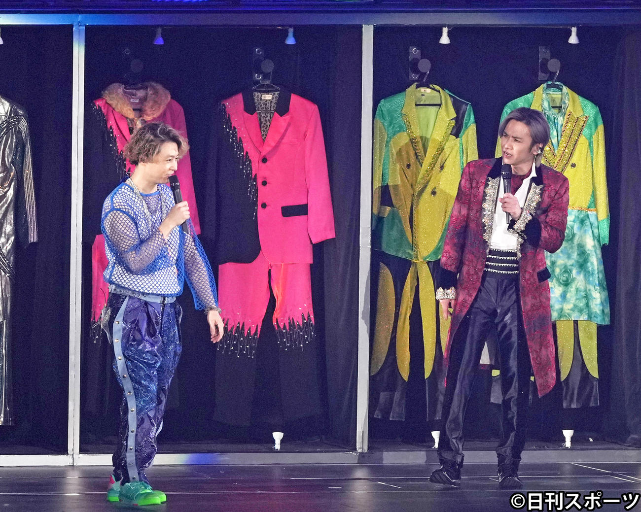 デビュー25周年を迎え東京ドームコンサートでデビュー当時からの衣装を紹介するKinKi Kidsの堂本剛（左）と堂本光一（撮影・小沢裕）