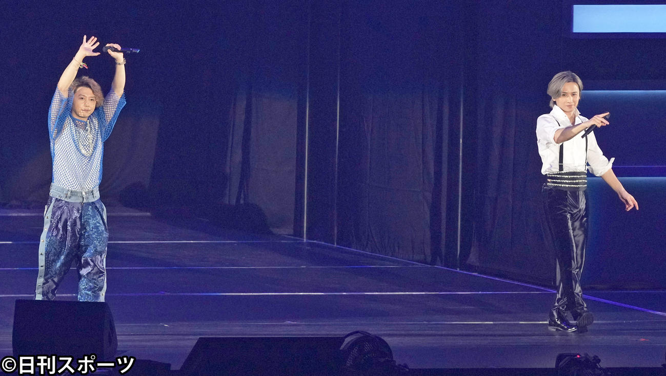 デビュー25周年を迎え東京ドームコンサートのカーテンコールで手を振るKinKi Kidsの堂本剛（左）と堂本光一（撮影・小沢裕）