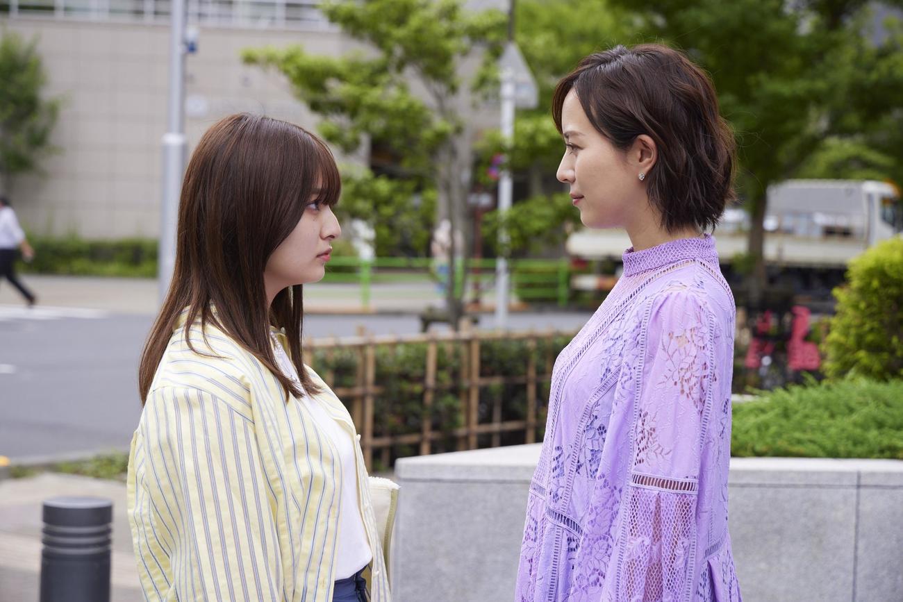 冴（吉川愛＝左）は愛菜美（比嘉愛未）から諦めないように助言された（C）フジテレビ