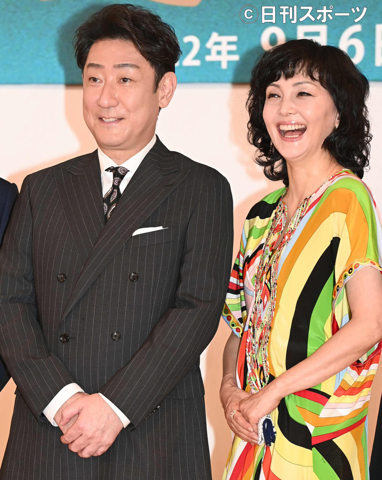 フォトセッションで笑顔を見せる主演の中村芝翫と南果歩（撮影・たえ見朱実）