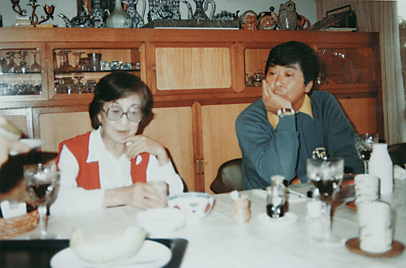 82年10月、逗子の実家に母光子さんを訪ねた石原裕次郎さん