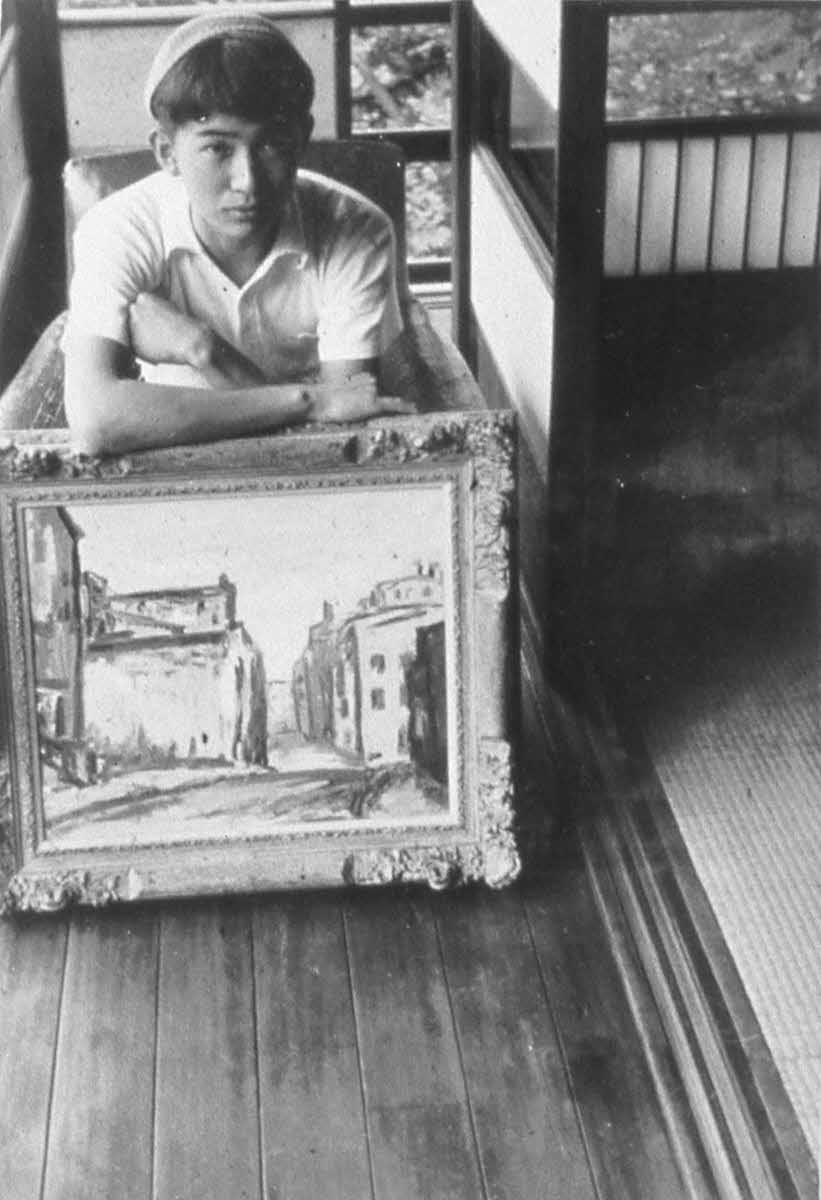 描いた絵を前にする石原慎太郎さん。裕次郎さんのアルバムに「前衛画家シュールレアリスト」の添え書きとともに張られていた