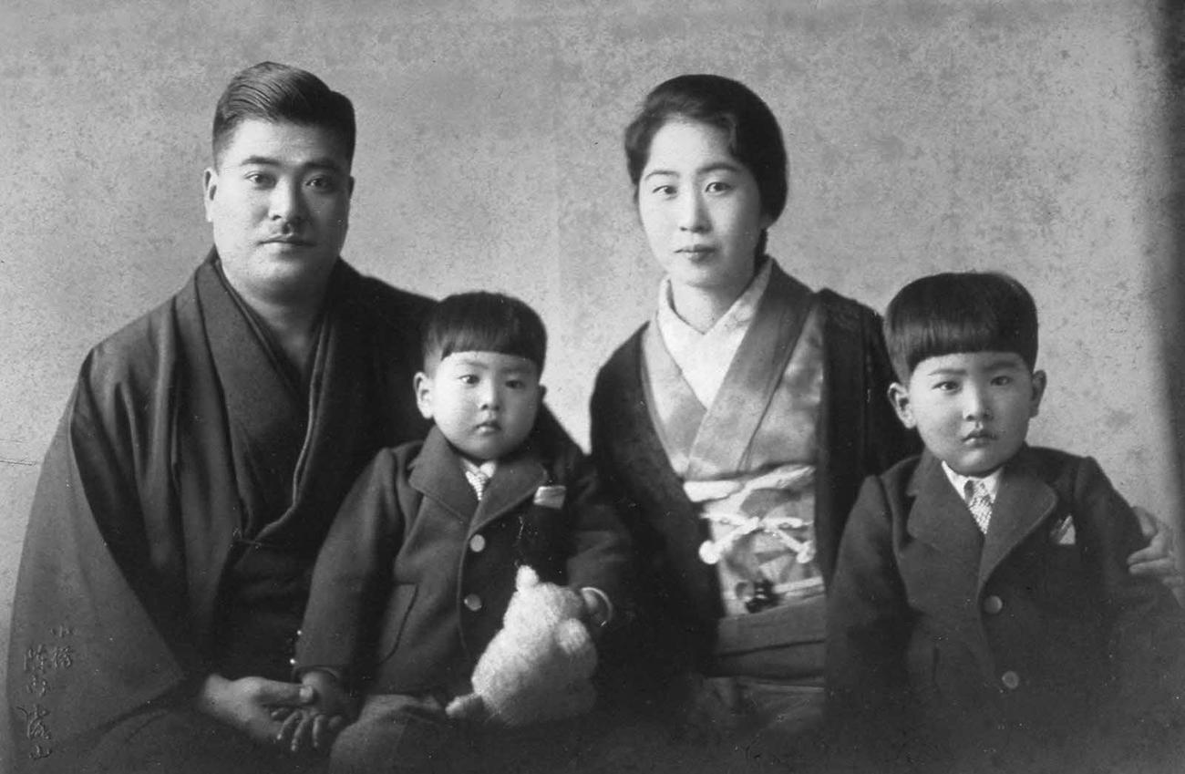 左から山下汽船の小樽支店長だった石原潔さん、裕次郎さん、光子さん、慎太郎さん