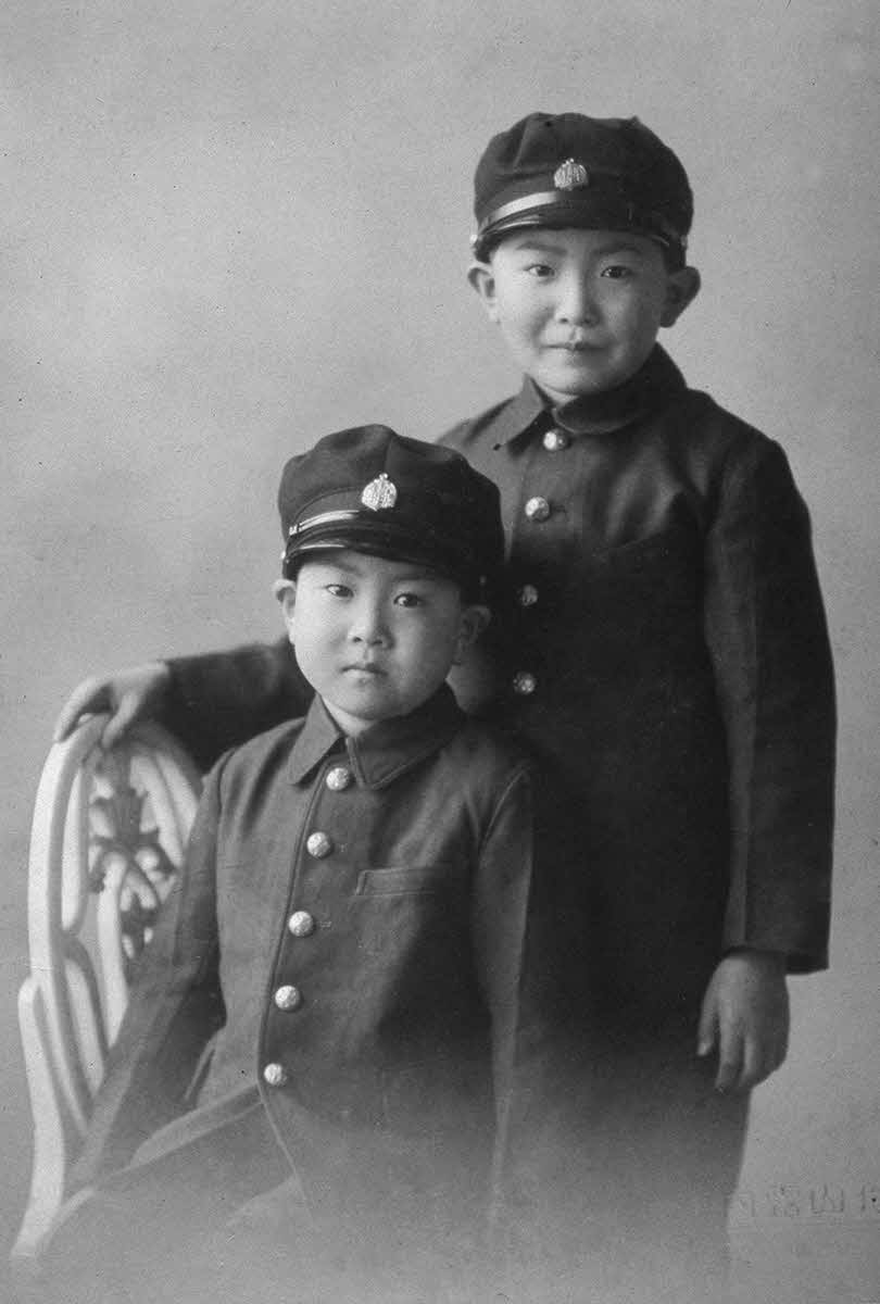 41年の石原裕次郎さん（左）と慎太郎さん。裕次郎さんの小学校入学時に小樽市の写真館で撮影