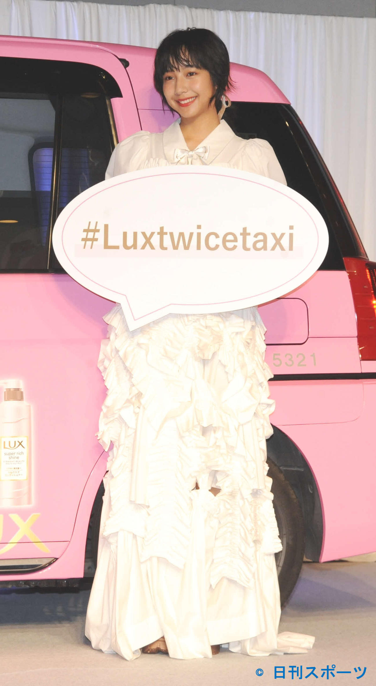 「LUX TWICE TAXI」乗車式に出席した山之内すず（撮影・松尾幸之介）