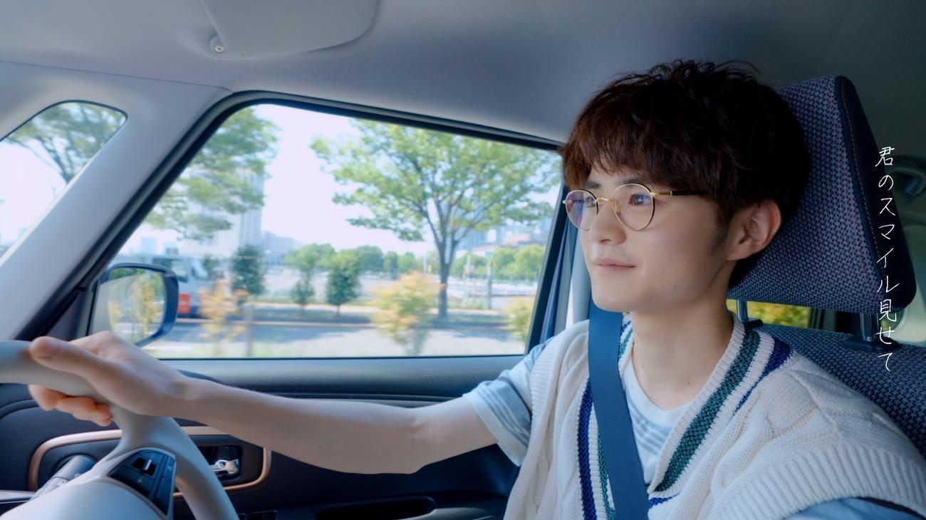 鈴木鈴木の新曲「サイレンビート」とスズキ「ワゴンRスマイル」のコラボレーションMVに出演した鈴鹿央士