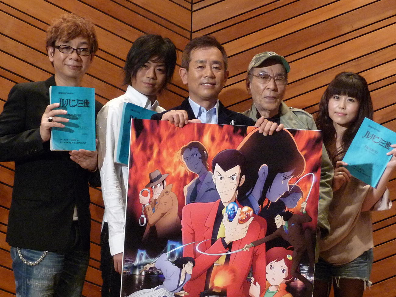 2011年10月、「ルパン三世」シリーズの新キャスト発表会を行った、左から銭形警部役の山寺宏一、石川五ェ門役の浪川大輔、ルパン三世役の栗田貫一、小林清志さん、峰不二子役の沢城みゆき