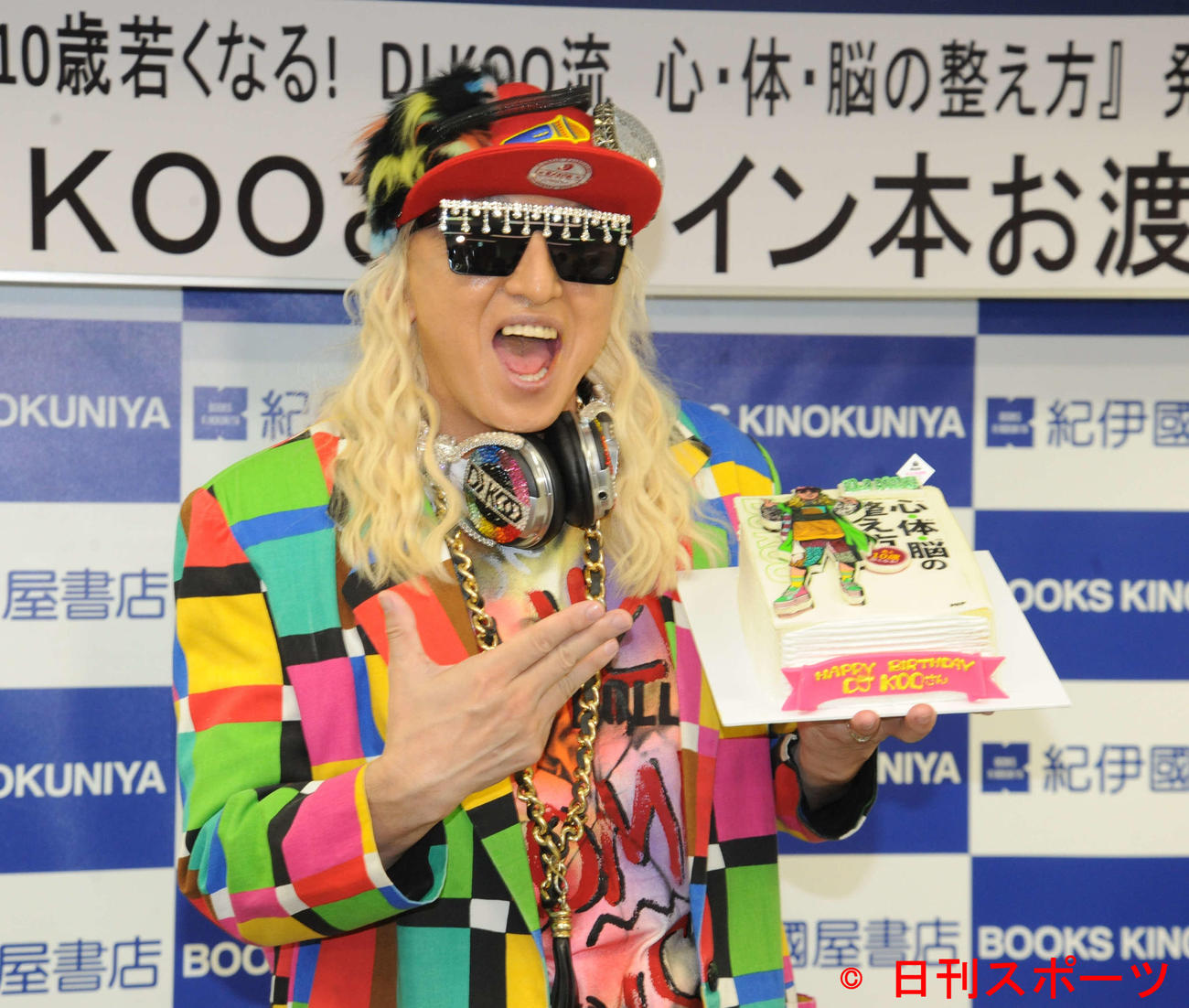 取材会で61歳の誕生日を祝うケーキを贈られたTRFのDJ KOO（撮影・松尾幸之介）