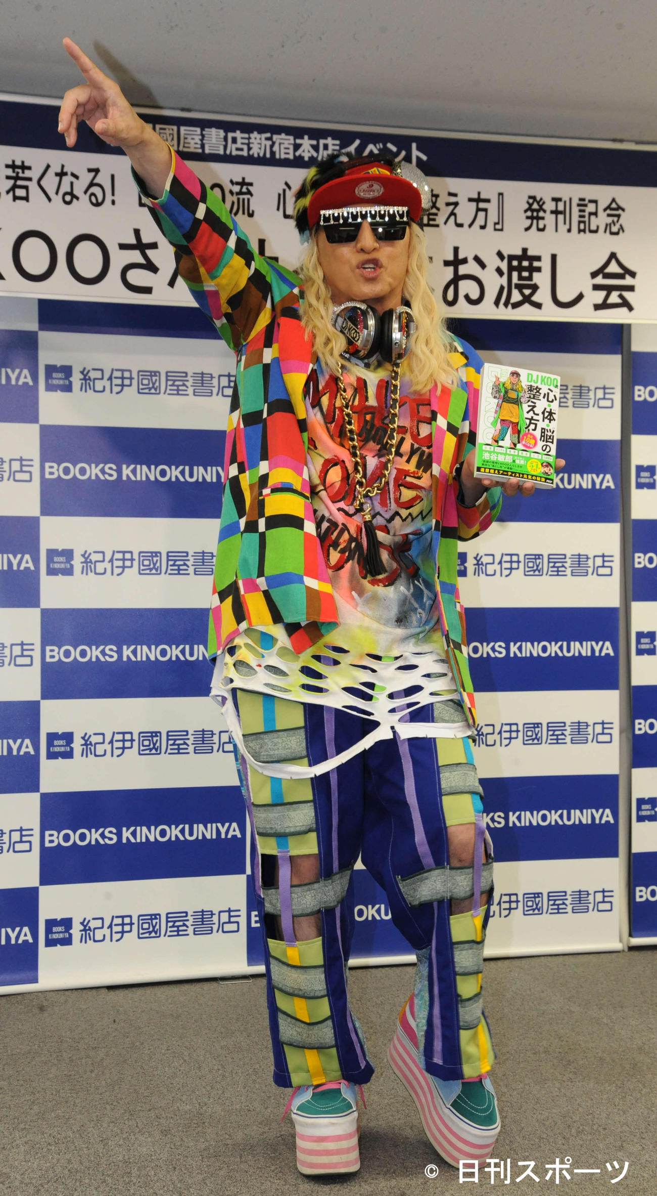 著書「あと10歳若くなる　DJ KOO流　心・体・脳の整え方」の取材会でポーズを決めるTRFのDJ KOO（撮影・松尾幸之介）