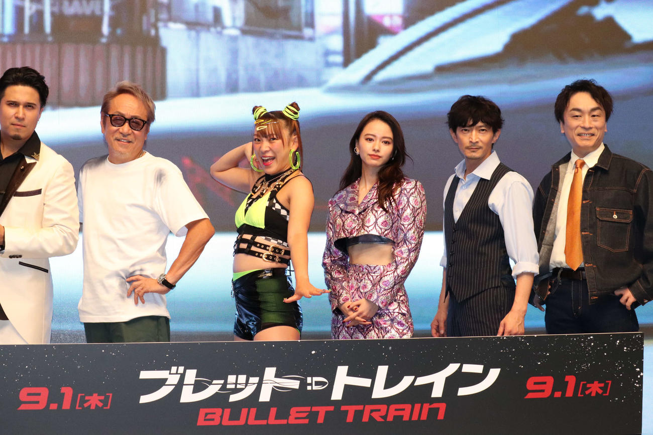 映画「ブレット・トレイン」出発式イベントで記念撮影する、左から木村昴、堀内賢雄、フワちゃん、山本舞香、津田健次郎、関智一（撮影・加藤理沙）