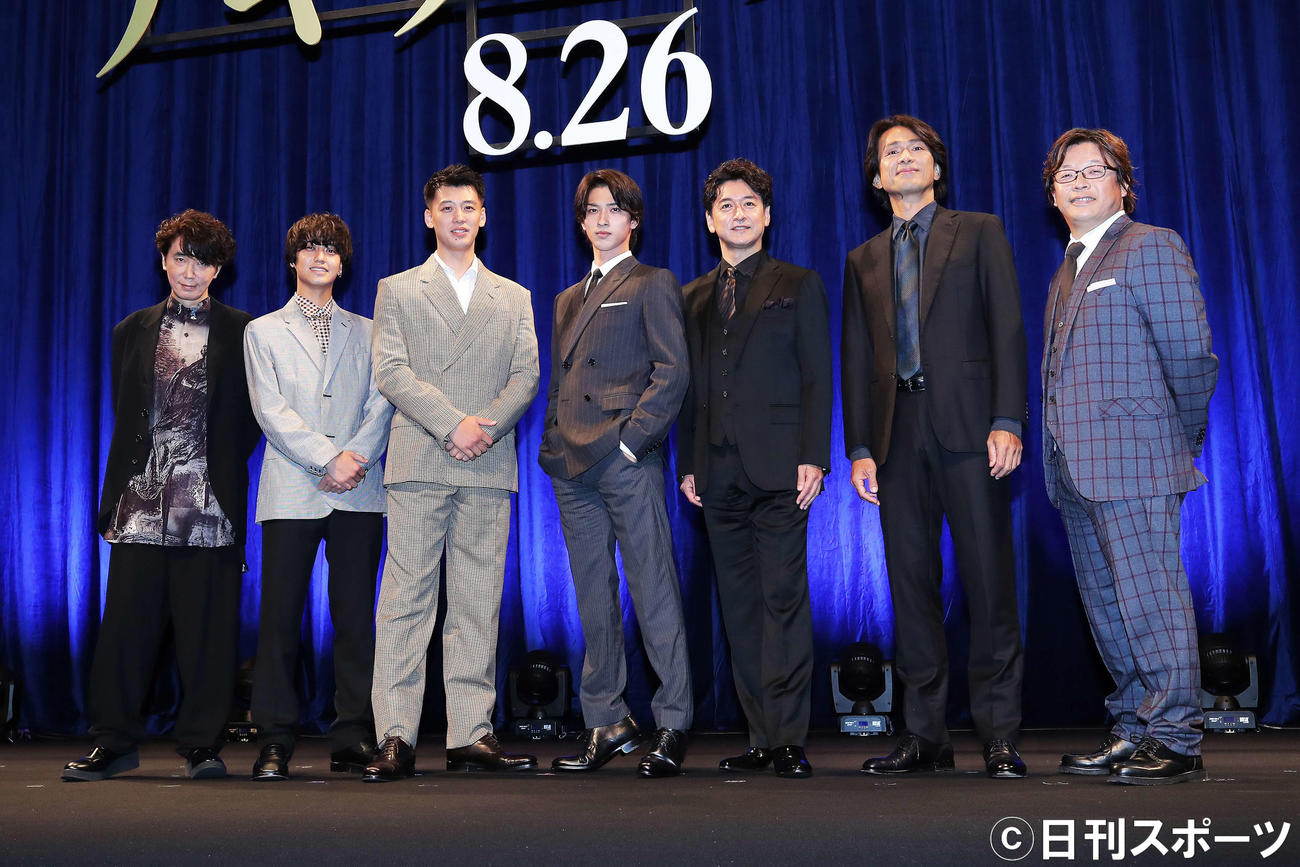 フォトセッションに臨む、左からユースケ・サンタマリア、高橋海人、竹内涼真、横浜流星、石丸幹二、江口洋介、三木孝浩監督（撮影・河田真司）