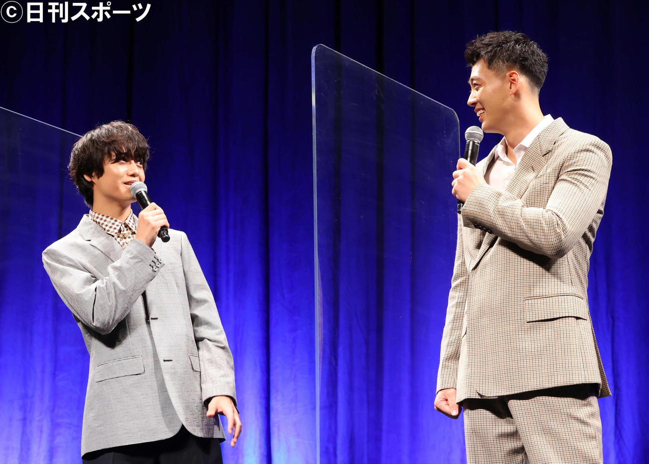 映画「アキラとあきら」完成披露舞台あいさつでトークする高橋海人（左）と竹内涼真（撮影・河田真司）