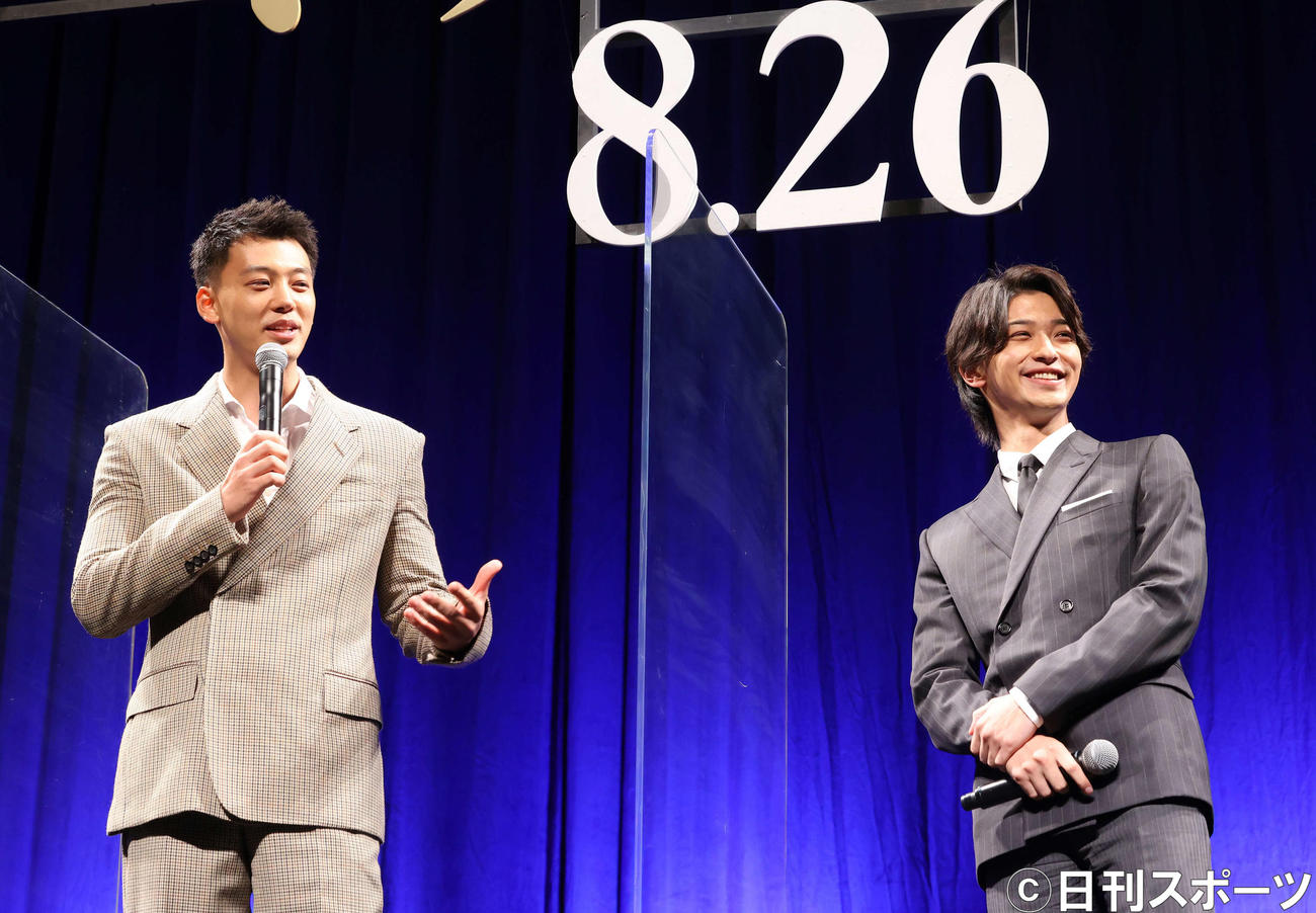 映画「アキラとあきら」完成披露舞台あいさつのトークで盛り上がる竹内涼真（左）と横浜流星（撮影・河田真司）