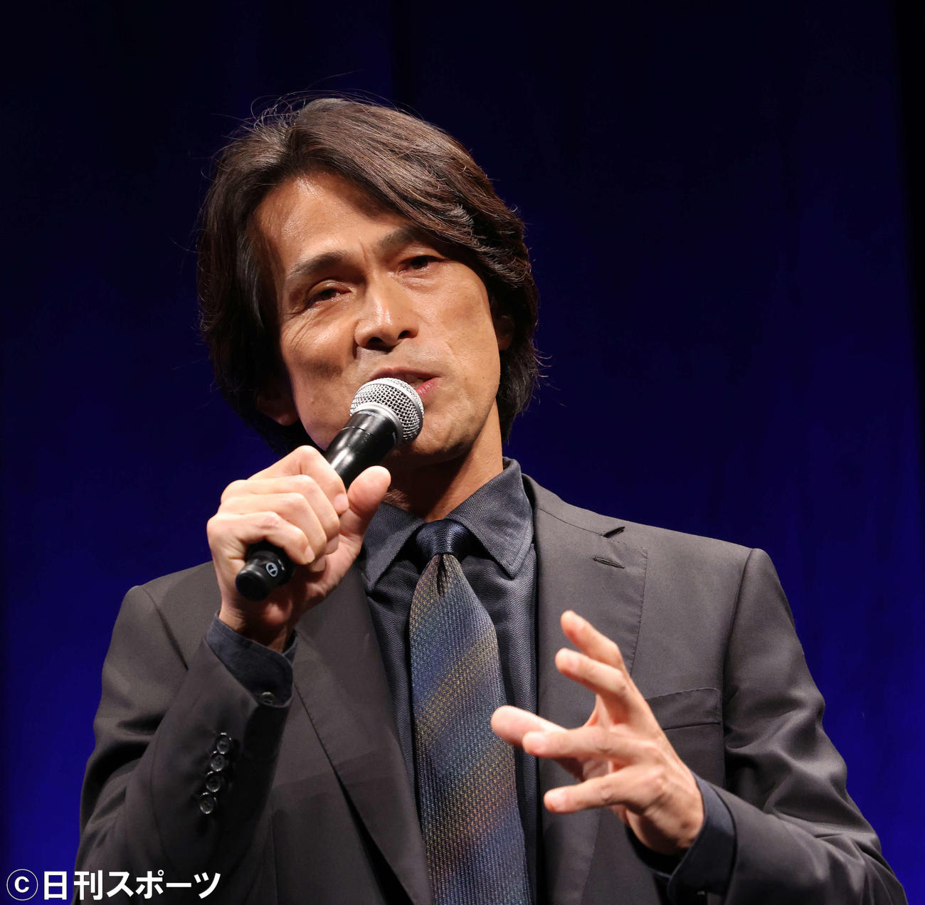 映画「アキラとあきら」完成披露舞台あいさつでトークする江口洋介（撮影・河田真司）