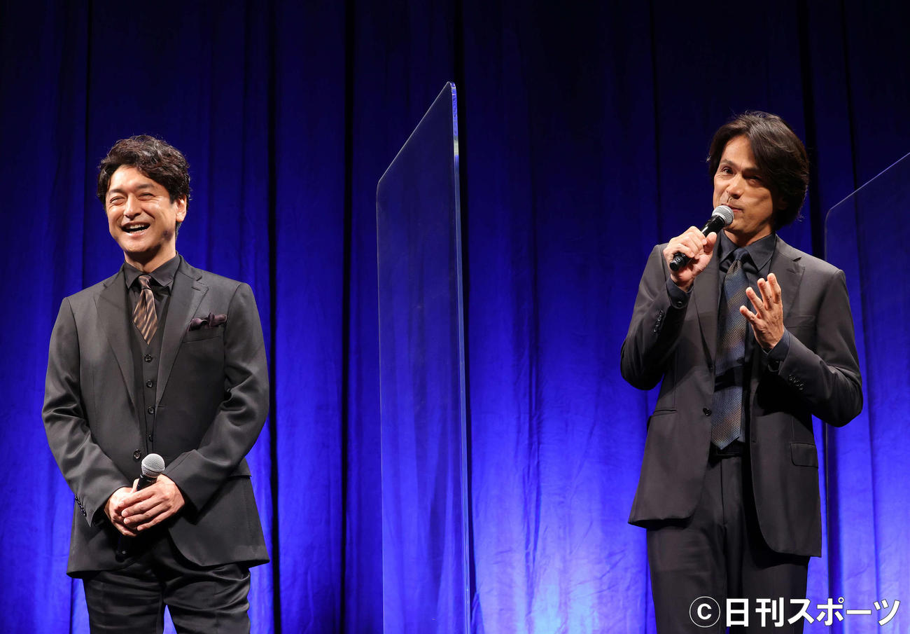 映画「アキラとあきら」完成披露舞台あいさつのトークで盛り上がる石丸幹二（左）と江口洋介（撮影・河田真司）