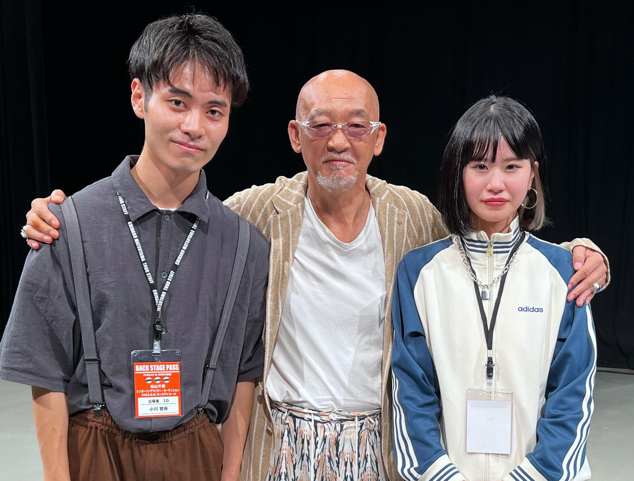 松山千春（中）主催のオーディションで、最優秀賞に選ばれた小川哲央さん（左）と優秀賞の柴牟田更沙