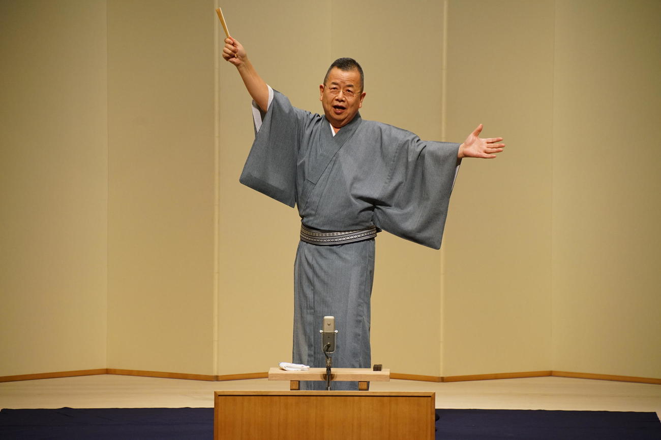 大きなアクションも取り入れネタを演じた桂文珍