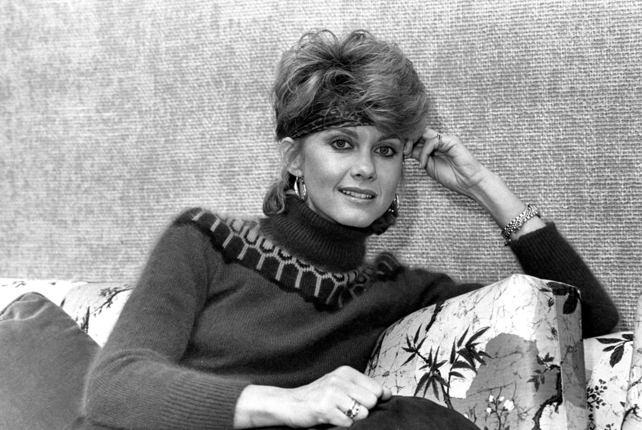 82年11月、ポーズをとるオリビア・ニュートン・ジョンさん（AP）