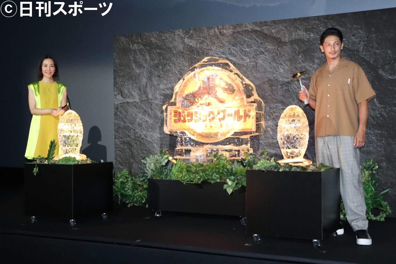 映画「ジュラシック・ワールド／新たなる支配者」大ヒット御礼舞台あいさつで、氷で出来た“恐竜の卵“を化石ハンマーで鏡開きする木村佳乃と玉木宏（撮影・加藤理沙）