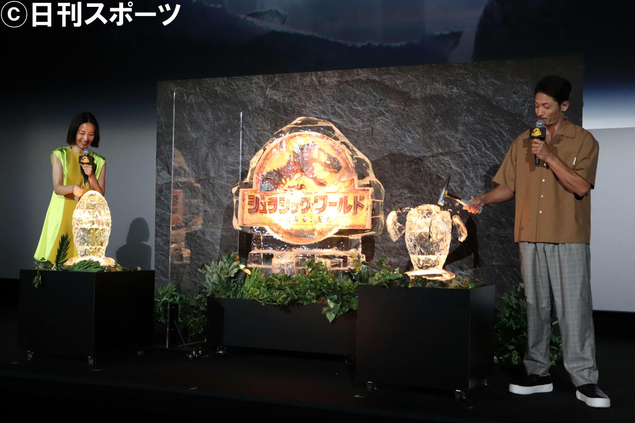 映画「ジュラシック・ワールド／新たなる支配者」大ヒット御礼舞台あいさつで、氷で出来た“恐竜の卵“を化石ハンマーで鏡開きする木村佳乃と玉木宏（撮影・加藤理沙）