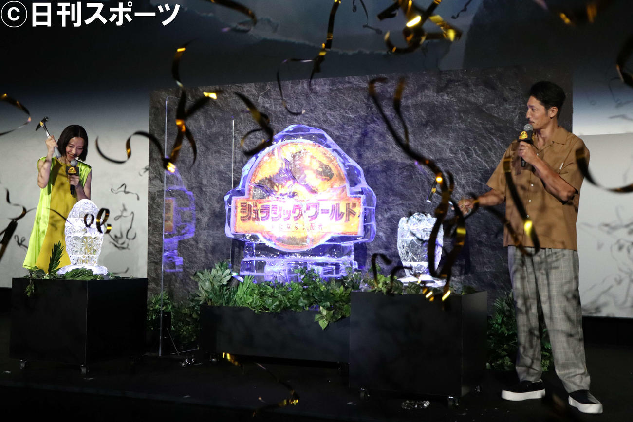 映画「ジュラシック・ワールド／新たなる支配者」大ヒット御礼舞台あいさつで、“恐竜の卵“の鏡開きに苦戦する木村佳乃と、見守る玉木宏（撮影・加藤理沙）