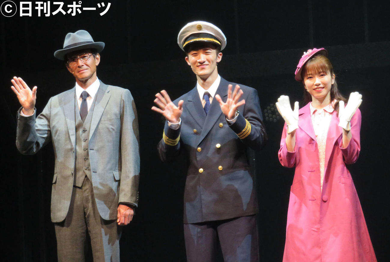 主演ミュージカル「キャッチ・ミー・イフ・ユー・キャン」のプレスコールを行った岩本照（中央）、吉田栄作（左）、横山由依
