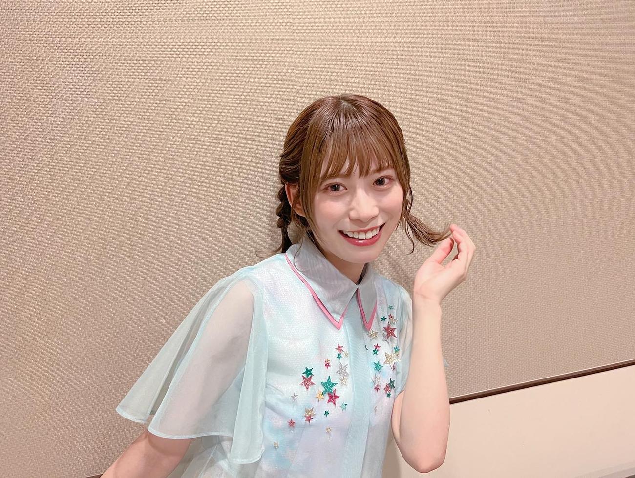 笑顔を見せる日向坂46東村芽依。東村芽依インスタグラムより