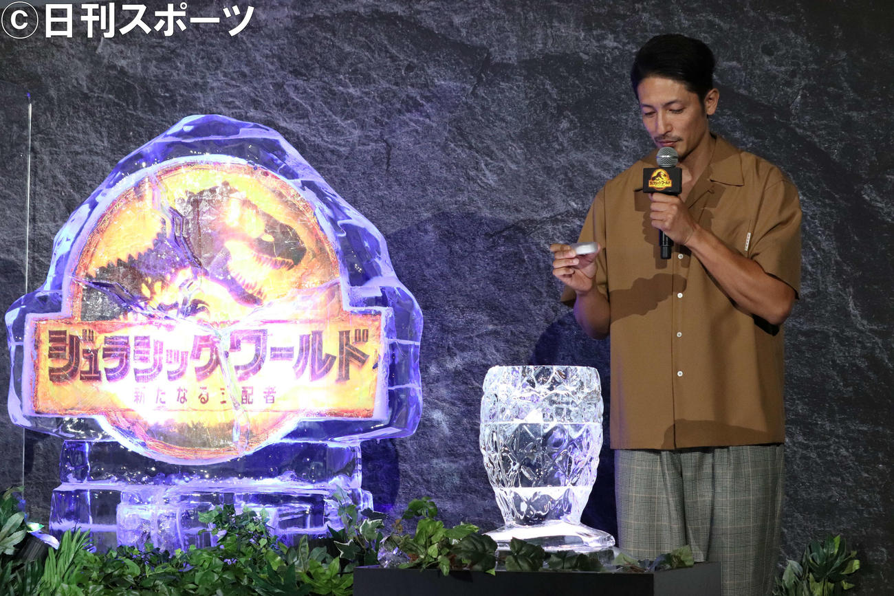映画「ジュラシック・ワールド／新たなる支配者」大ヒット御礼舞台あいさつで、鏡開きした“恐竜の卵“から出てきた化石を見つめる玉木宏（撮影・加藤理沙）