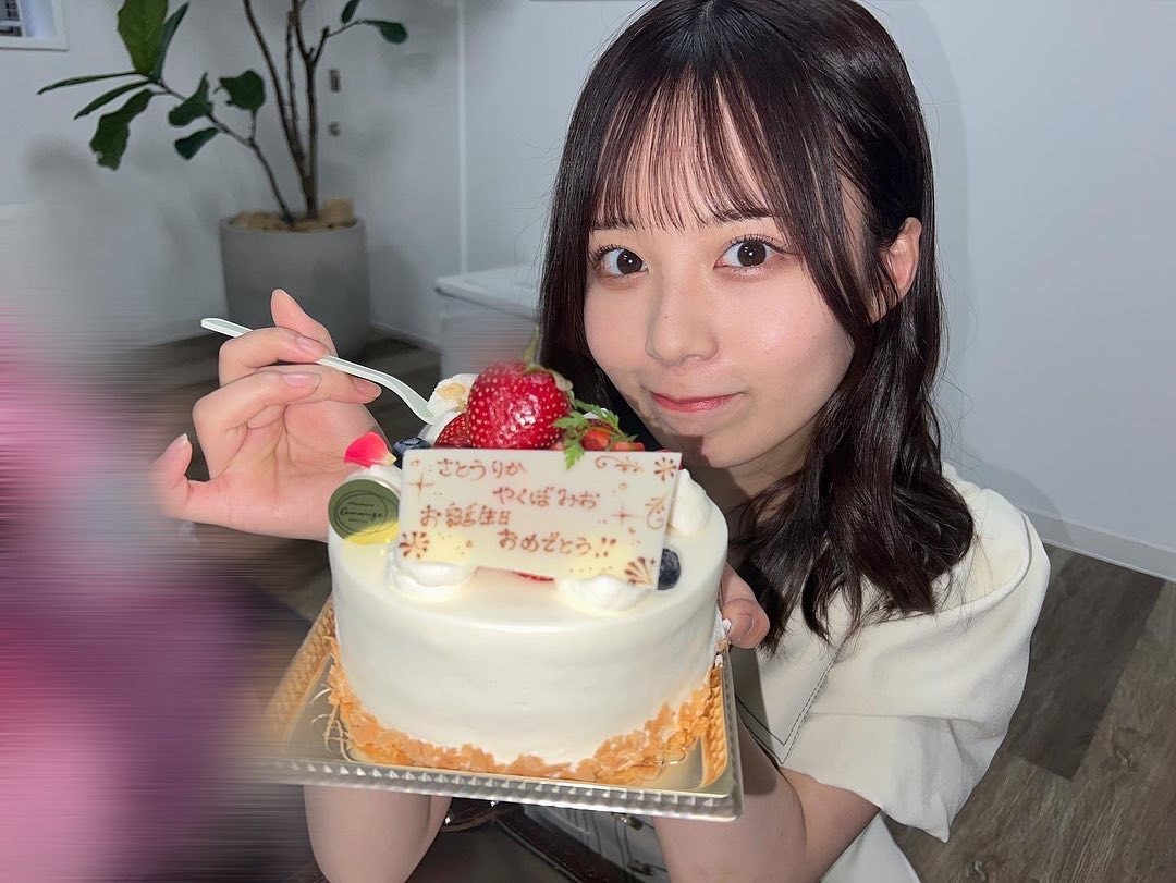 誕生日ケーキを持って笑顔を見せる乃木坂46佐藤璃果。佐藤璃果インスタグラムより