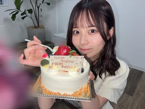 乃木坂46佐藤璃果が21歳誕生日に4期生初のインスタ開設　バースデーケーキショットも公開