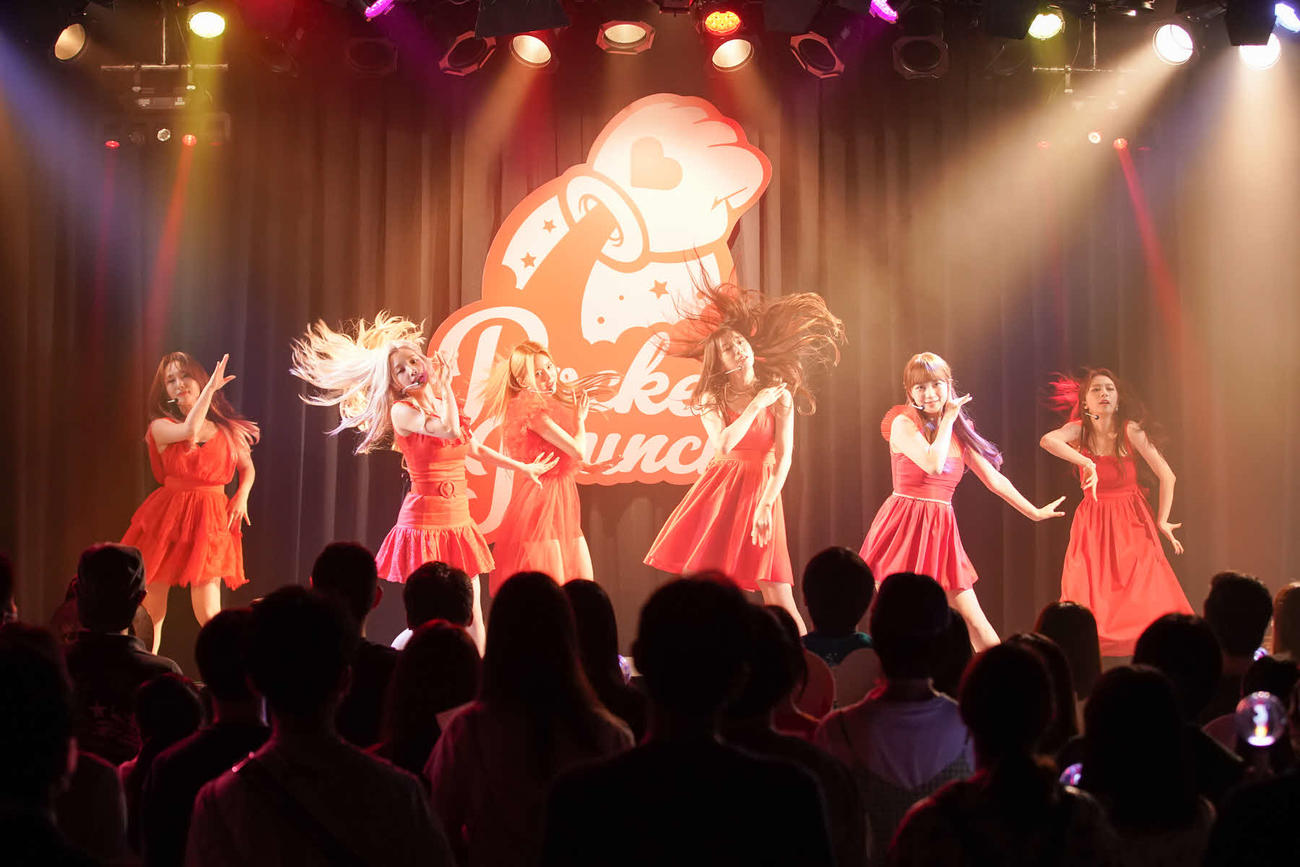 日本初シングル「Fiore（フィオーレ）」発売記念イベントでパフォーマンスするRocketPunchのメンバー