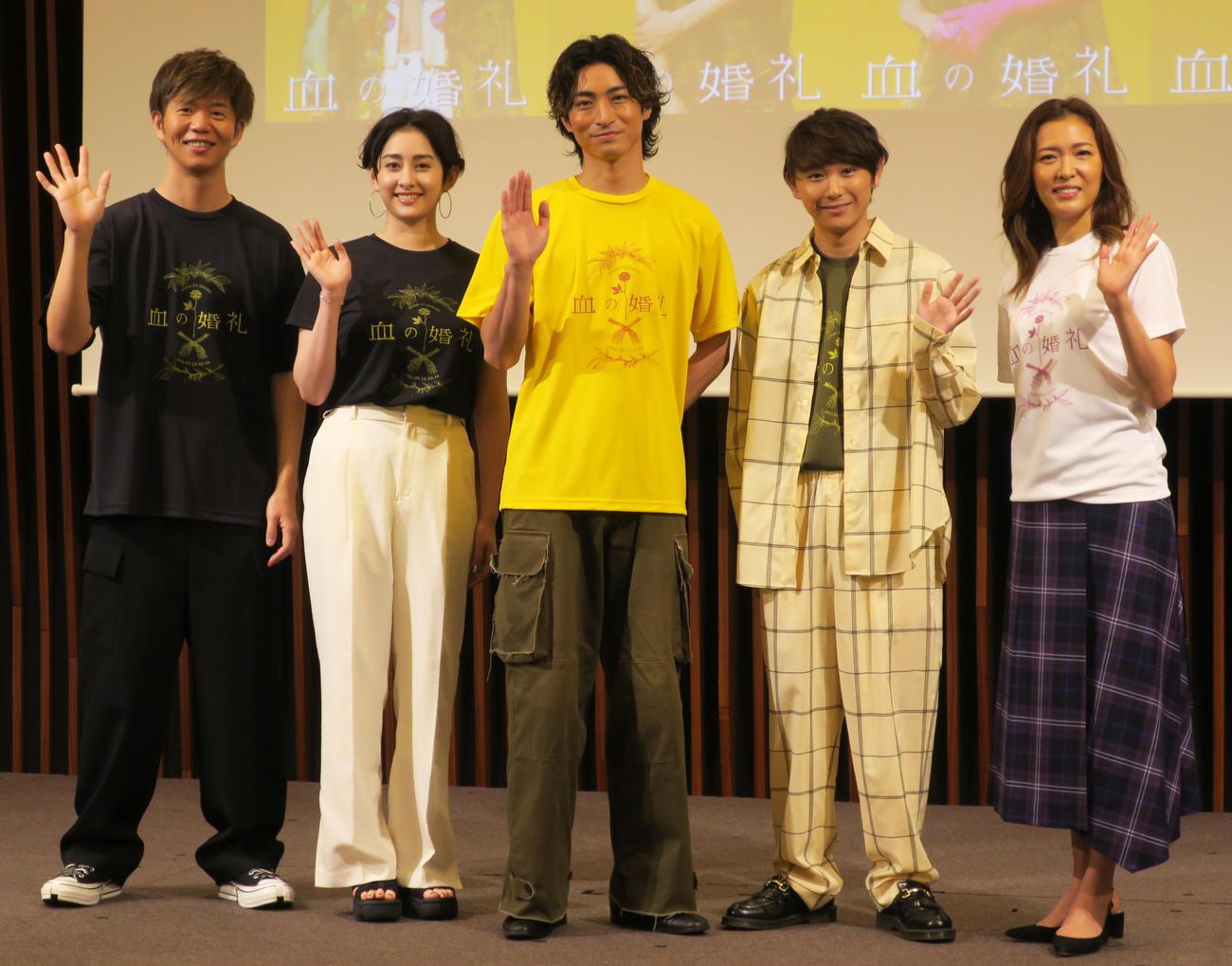 舞台「血の婚礼」取材会で。左から、杉原邦生氏、早見あかり、木村達成、須賀健太、安蘭けい