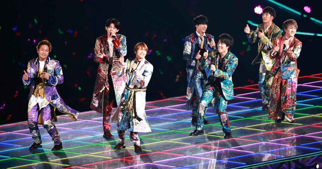 東京ドームライブで熱唱するジャニーズWEST、左から桐山照史、小瀧望、中間淳太、藤井流星、重岡大毅、濱田崇裕、神山智洋（撮影・中島郁夫）