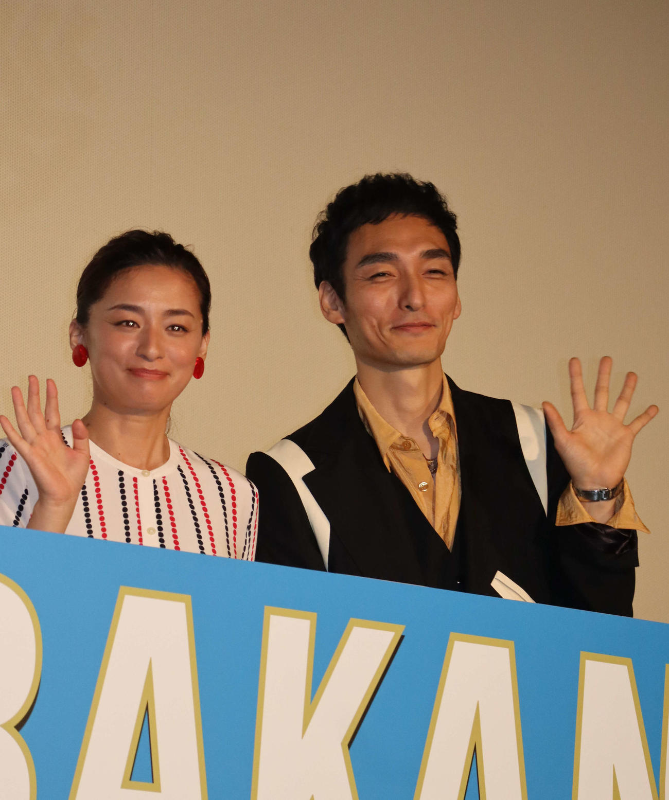 映画「サバカン　SABAKAN」の完成披露舞台あいさつに出席した尾野真千子、草なぎ剛