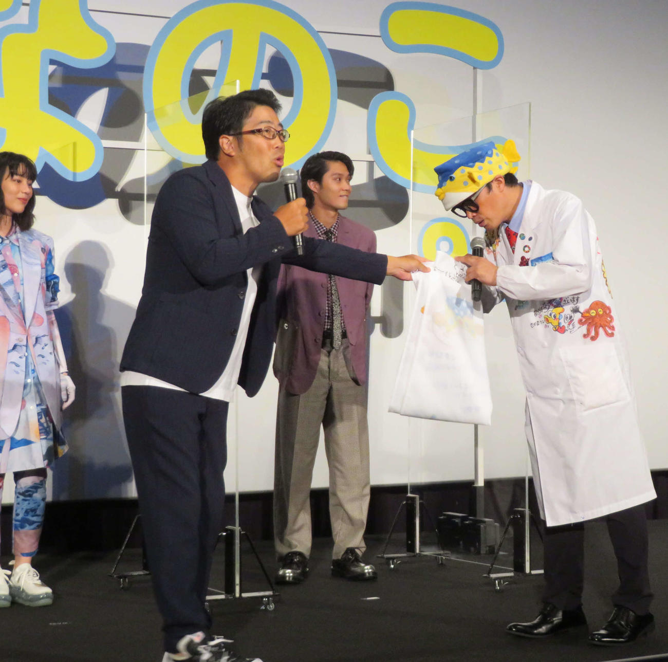 映画「さかなのこ」完成報告上映会にサプライズで登壇したドランクドラゴン鈴木拓（左）に驚く、さかなクン（撮影・村上幸将）