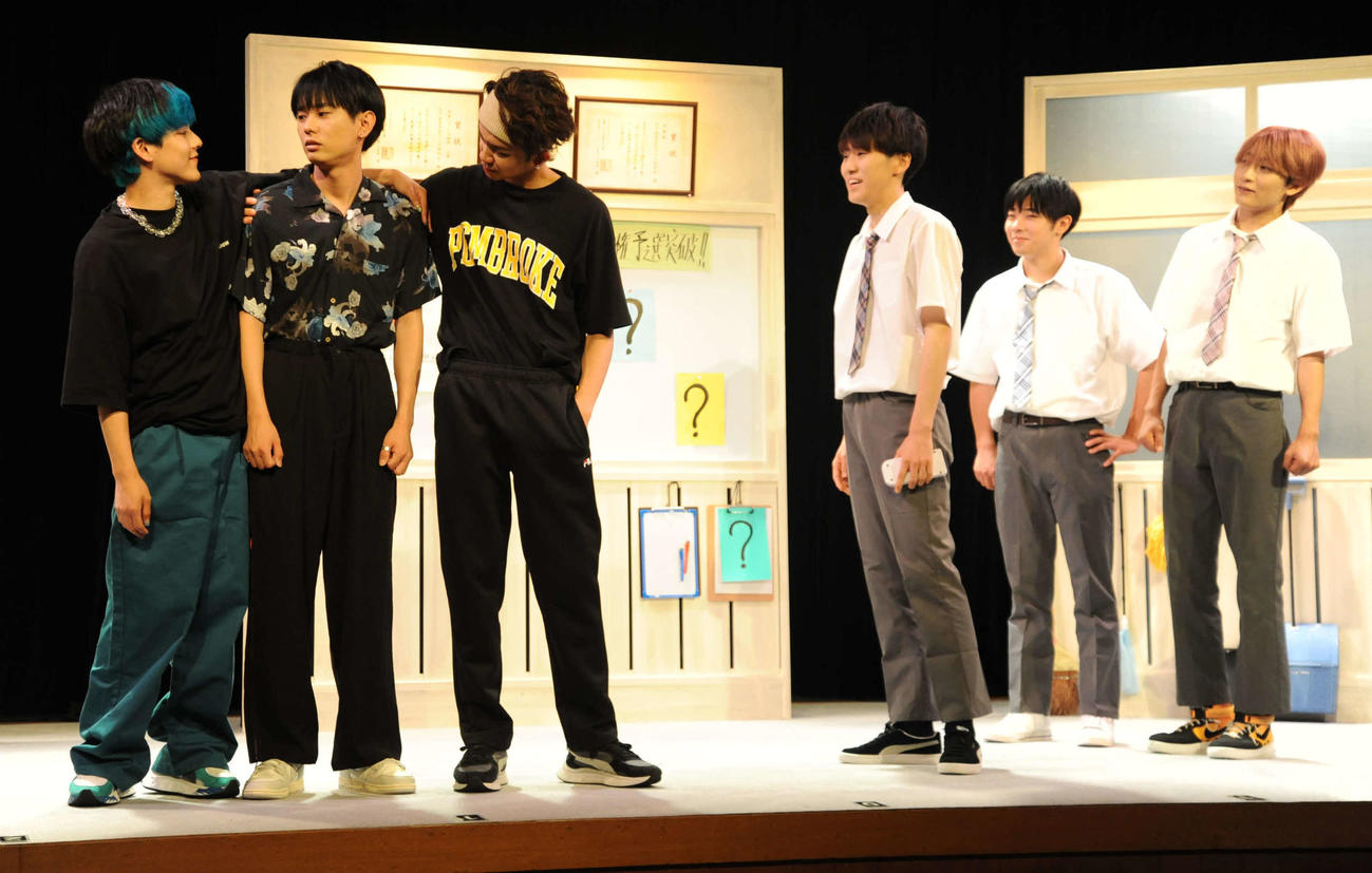 舞台「ハイスクール・ハイ・ライフ」の場面写真（撮影・松尾幸之介）