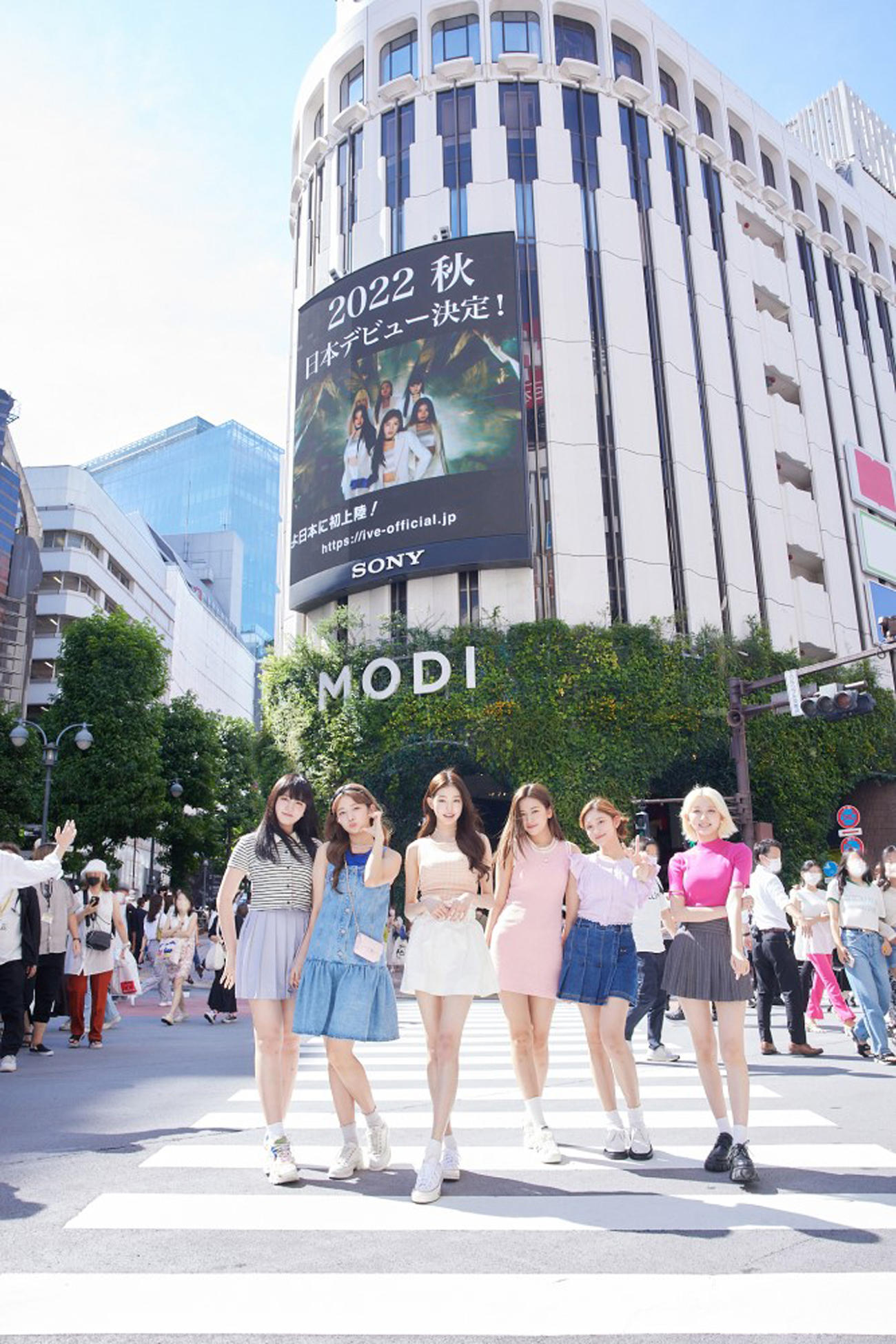 渋谷に降臨したIVE。左からリズ、レイ、ウォニョン、ユジン、イソ、ガウル