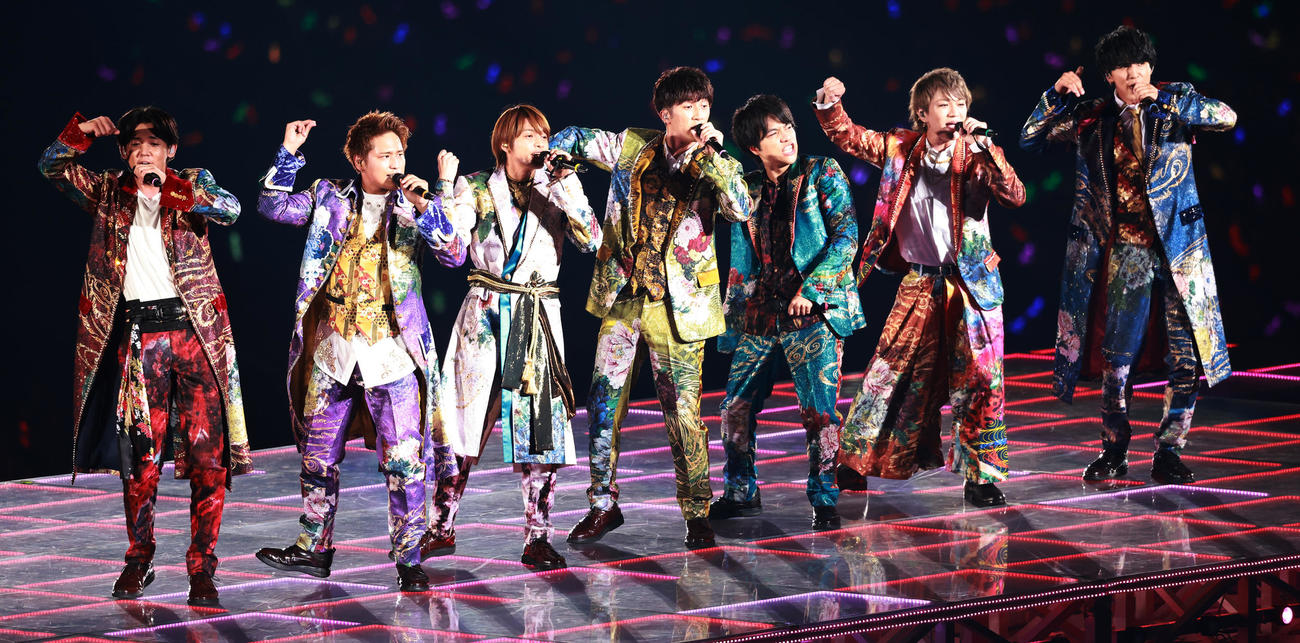 東京ドームライブで熱唱するジャニーズWEST、左から小瀧望、桐山照史、中間淳太、濱田崇裕、重岡大毅、神山智洋、藤井流星（撮影・中島郁夫）