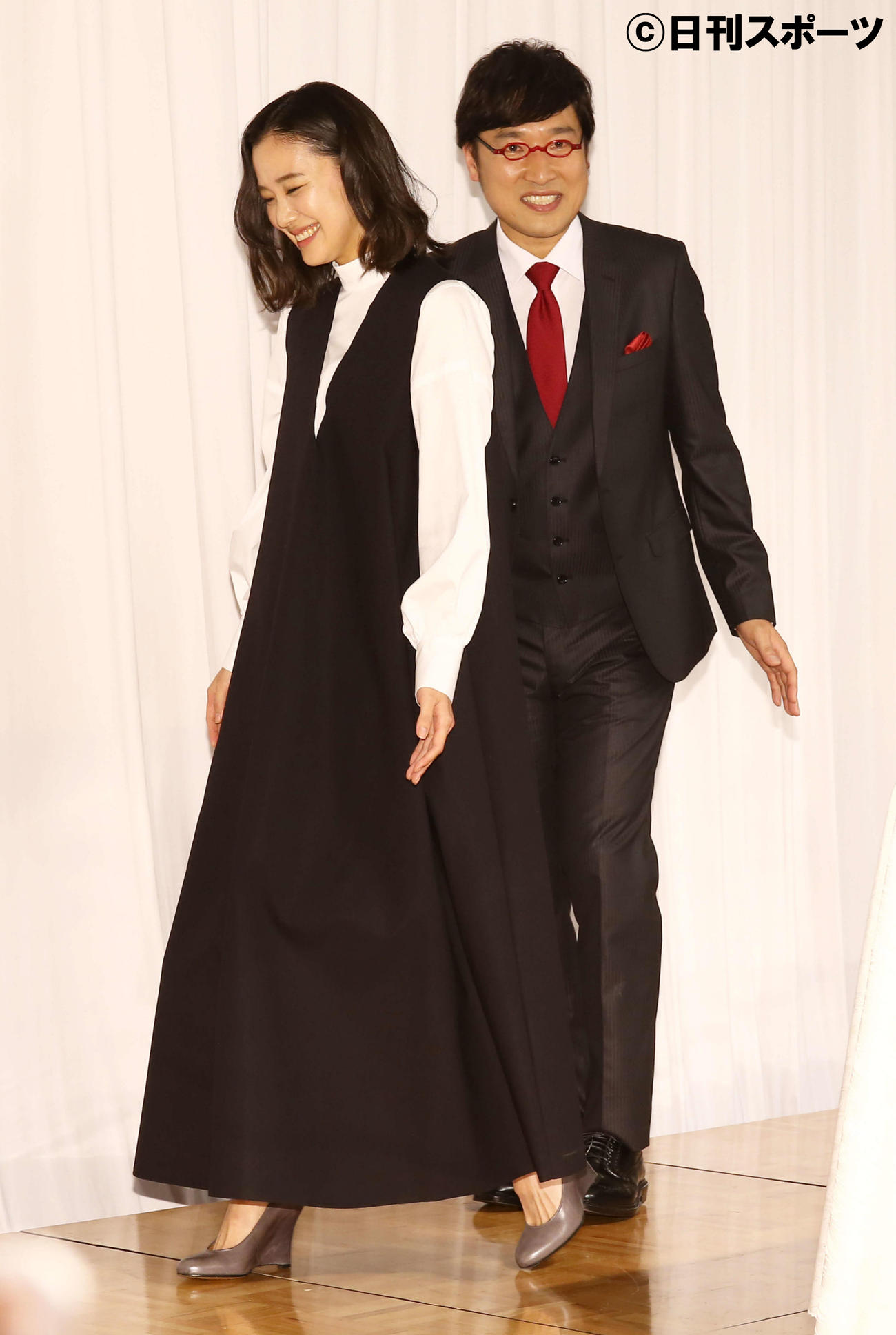 結婚会見で蒼井優（左）をエスコートする南海キャンディーズの山里亮太（2019年6月撮影）